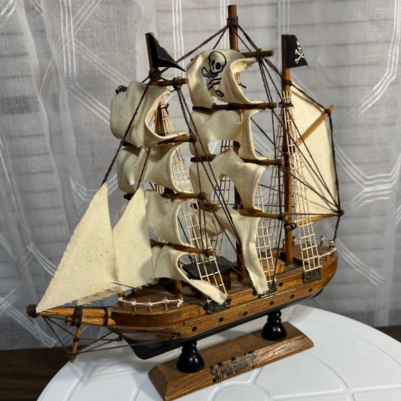 Wooden Pirate Ship Model with Cream Sails10”H X 9” W souvenir from St Pete Beach - Picture 3 of 7